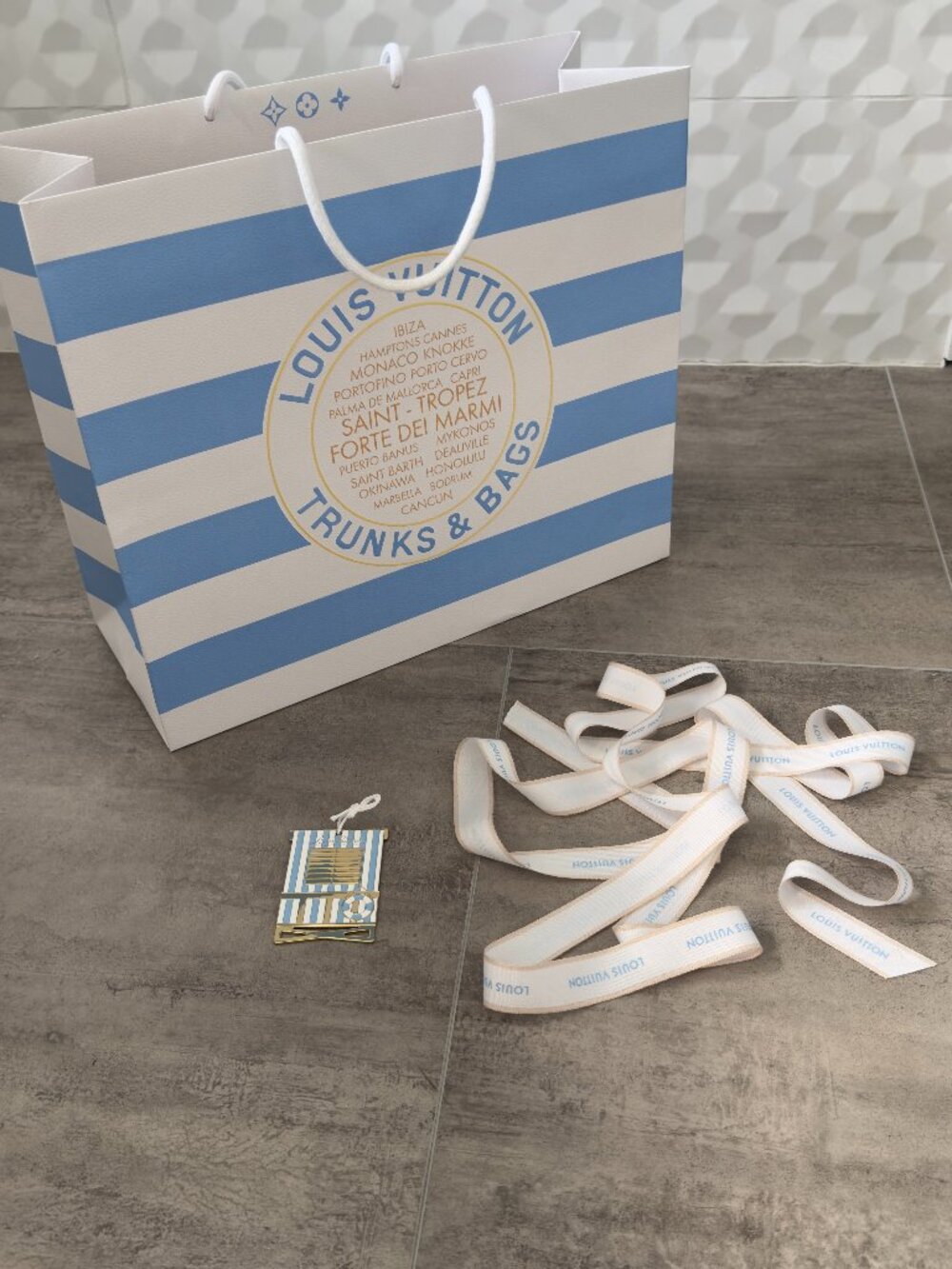 LOUIS VUITTON x Resort Limited Edition 2026 Gift Shopping Bag XL, Charm, ribbon